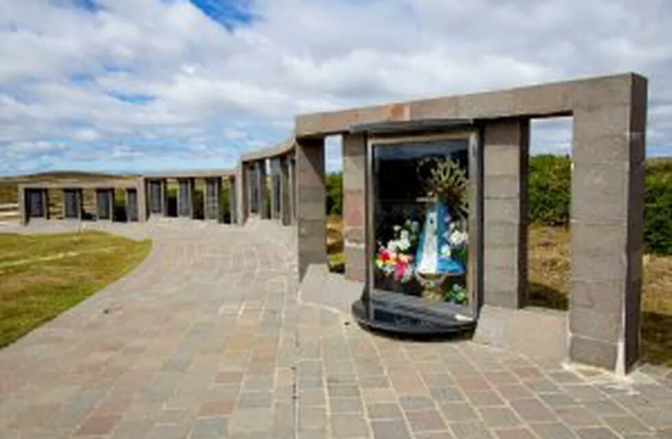 A damaged statue of Our Lady of Lujan stands behind glass at the Argentine memorial cemetery containing the remains of Argentine combatants killed during the 1982 war between Argentina and Britain in Darwin, on Falkland Islands, or Malvinas Islands, Wednesday, Jan. 25, 2017. The display structure holding Argentina's patron saint was found to have been smashed open, and the statue of the religious effigy missing its hands and face. (AP Photo/Traighana Smith) islas malvinas  islas malvinas profanacion ataque a cementerio argentino dau00f1os virgen Rostro de la Sagrada Imagen