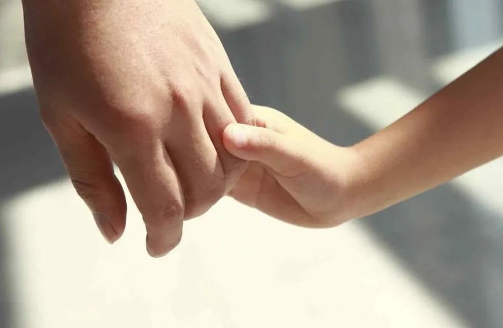 Adopción en Mendoza: buscan una familia para un joven que reclama afecto, reconocimiento y aceptación (imagen ilustrativa)