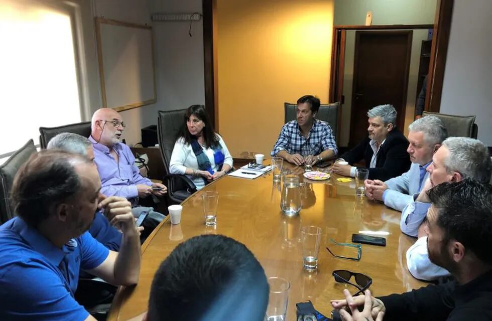 Autoridades de Aduana junto al Presidente de Puerto Quequén Dr. Arturo Rojas acompañado por miembros del Directorio\ny el Coordinador Técnico del Consorcio.