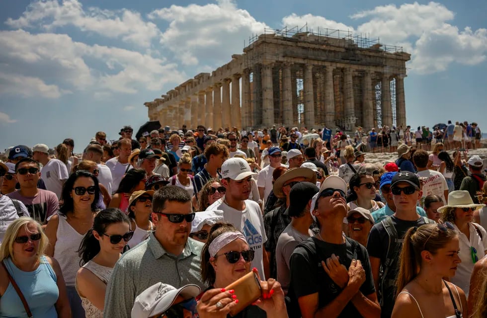 Centenares de turistas visitan el templo del Partenón en la cima de la Acrópolis, en Atenas, Grecia,