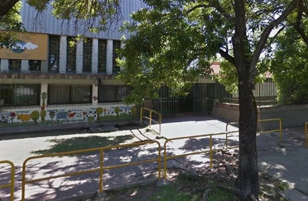 Delincuentes robaron por cuarta vez la escuela Gabriela Mistral. (Street View)