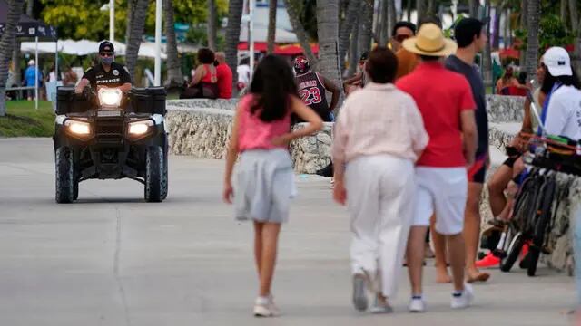 Controles. La ciudad de Miami Beach tuvo que tomar drásticas medidas ante un desmesurado incremento de los contactos. (AP)