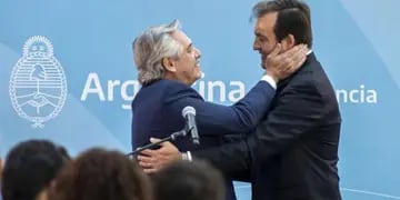 CONFUSO. Sin barbijo, el presidente Alberto Fernández abraza a Martín Soria, flamante ministro de Justicia.