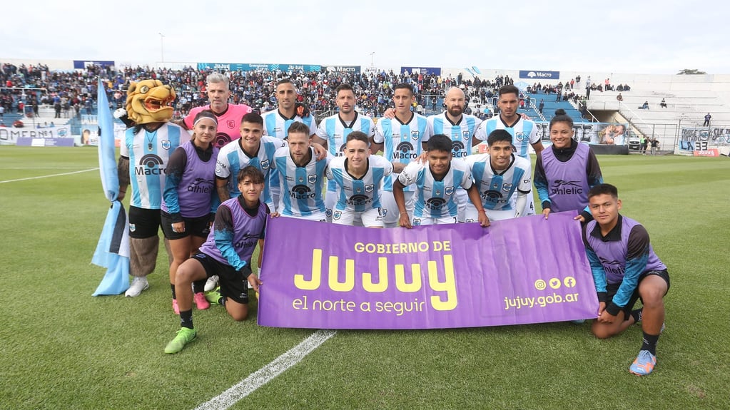 El equipo dirigido por Mario Gómez se presentó este domingo en el estadio "23 de Agosto" y con un triunfo mantiene vivo el sueño de volver a primera.