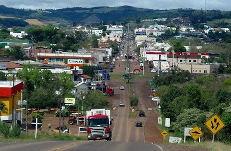 El municipio limita con Santo Antonio, Brasil.