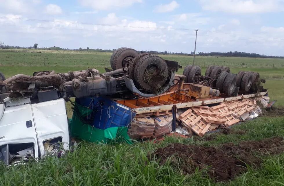 Camión volcado en Tacural