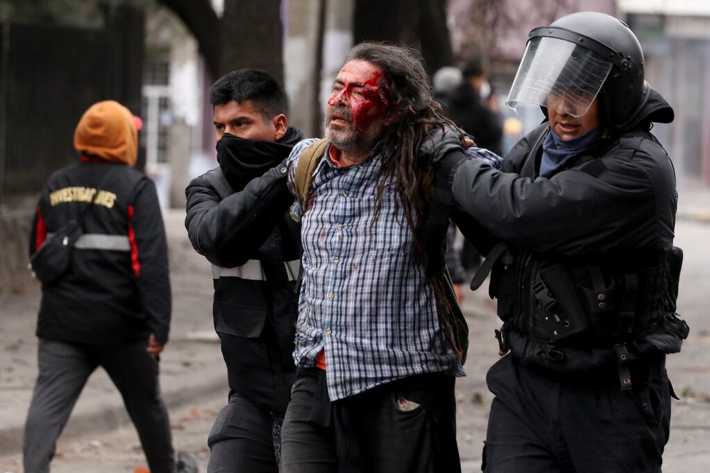 La policía detuvo a decenas de manifestantes en el transcurso de las revueltas registradas en San Salvador de Jujuy.