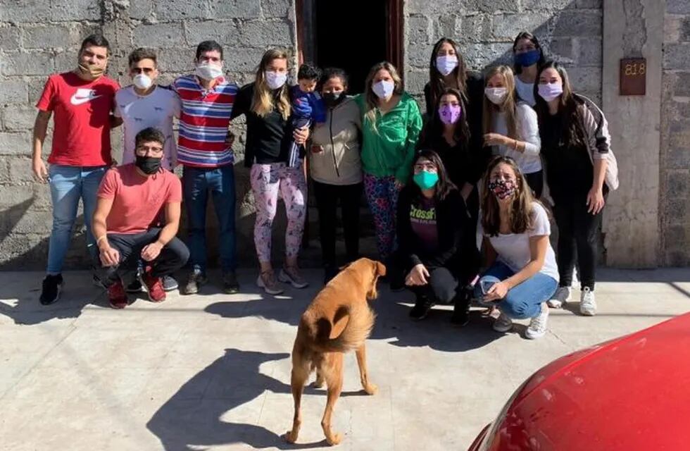 Jóvenes voluntarios distribuyen ayuda, en Jujuy