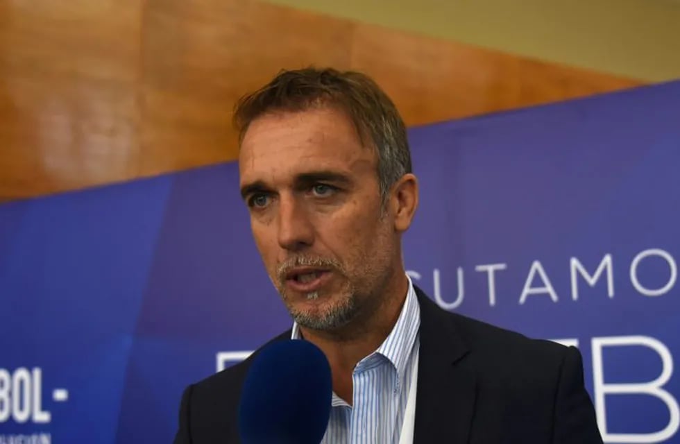 Argentine former football star Gabriel Batistuta speaks to the pres at the South American Football Confederation's (Conmebol) headquarters in Luque, Paraguay, on May 17, 2017 during a meeting to discuss strategies about how the new football should be developed in the region. / AFP PHOTO / Norberto DUARTE paraguay luque Gabriel Batistuta apertura simposio global del presente y futuro del futbol sudamericano simposio en la sede de la Conmebol