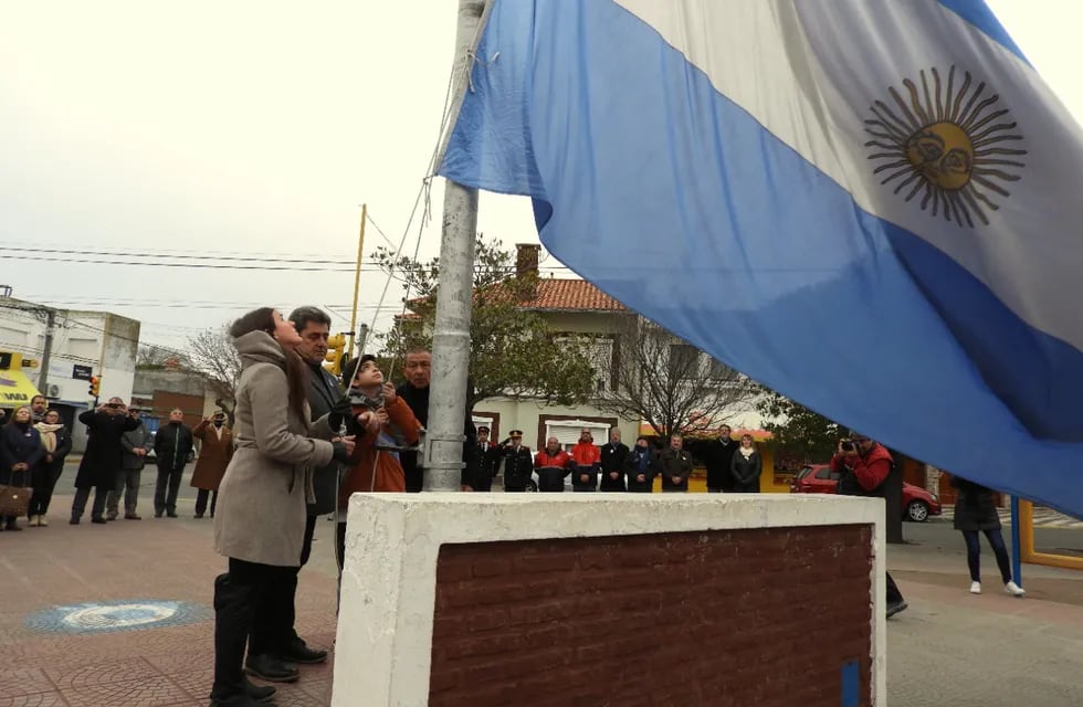El intendente interino Carlos Gabbarini encabezó el acto por el Día de la Bandera.
