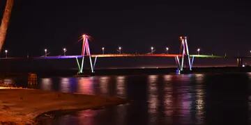 Puente Manuel Belgrano con nueva iluminación.