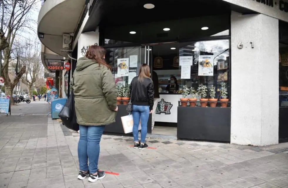 En La Plata volvieron a abrir los comercios de ropa, zapaterías y jugueterías sin ingreso de clientesl (Municipalidad de La Plata)
