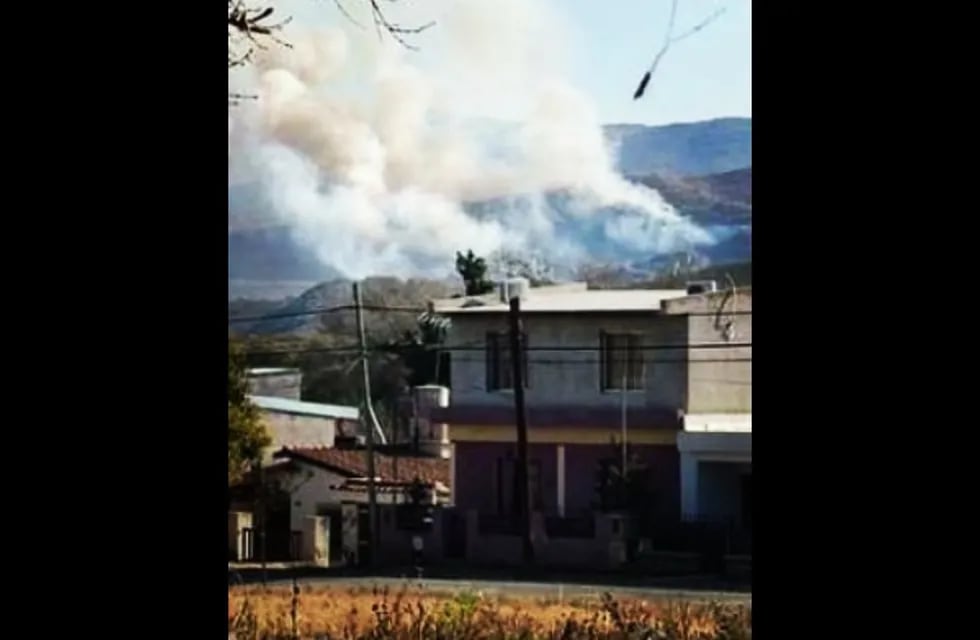 El fuego sorprendió en La Calera y se acercó peligrosamente a las viviendas.