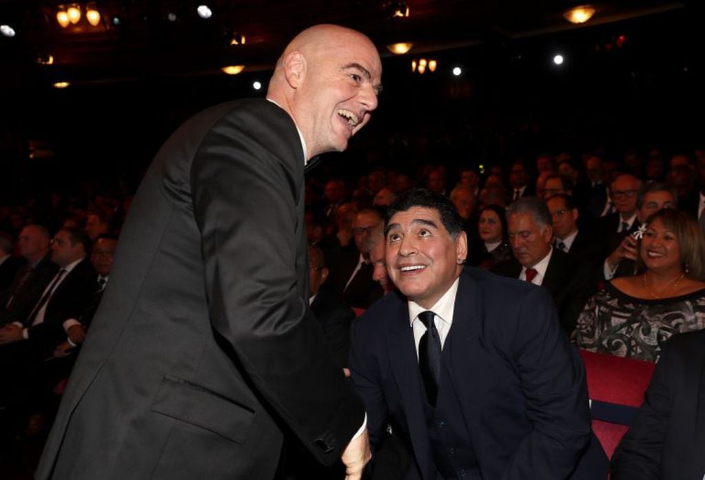 Gianni Infantino, presidente de la FIFA, junto a DIego Maradona. Foto: Adam Davy/PA Wire/dpa