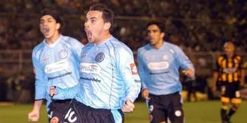 Paolo Frangipane grita el empate parcial de Belgrano ante Olimpo en el recordado ascenso en 2006. Lo sigue Matías Gigli y Mariano Campodónico