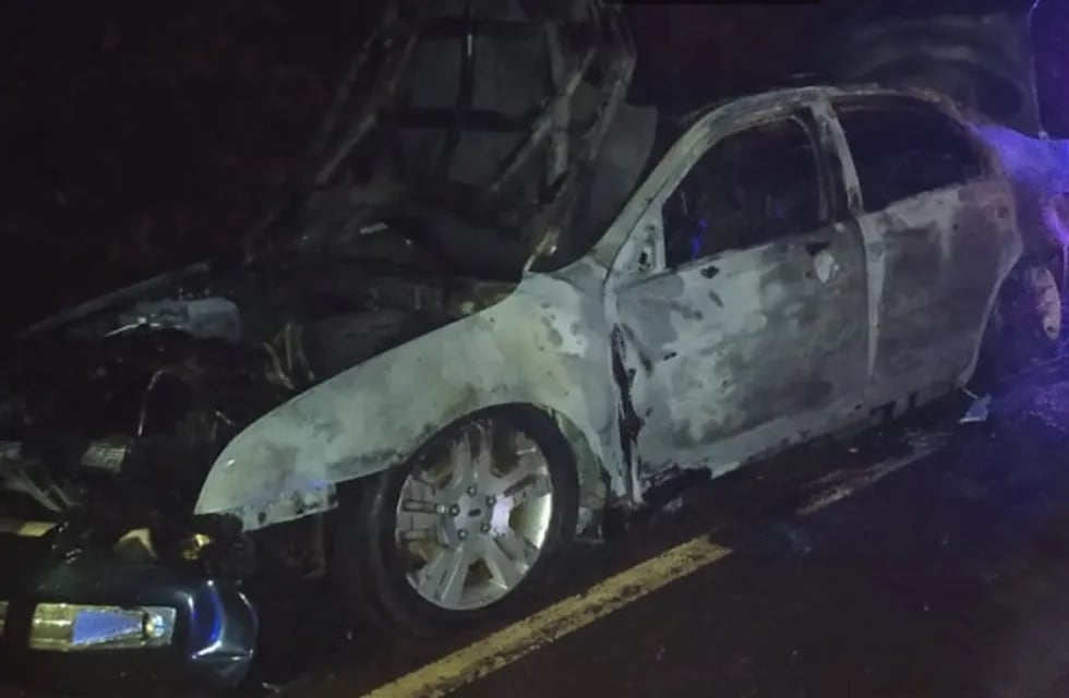 Automóvil sustraído en Puerto Esperanza fue hallado incinerado en Eldorado.