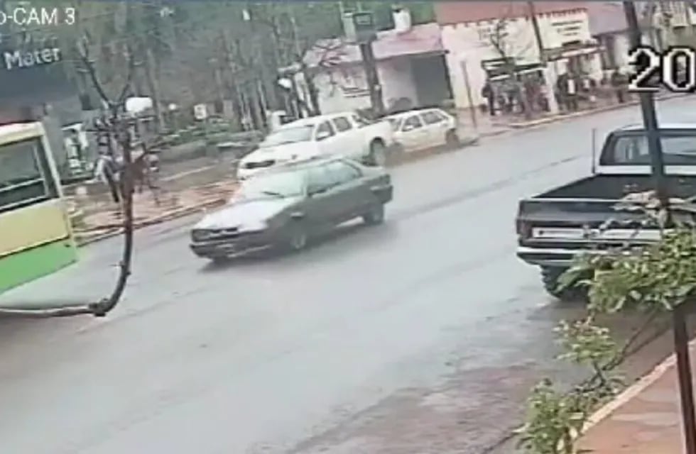 Eldorado: intentan dar con un automovilista que chocó contra un auto estacionado y se fugó.