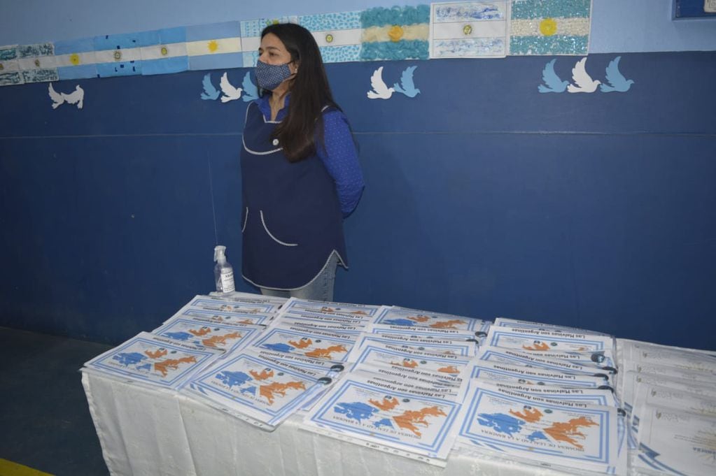 Para coronar el evento, los alumnos recibieron un certificado de la promesa. Como marca de agua, las islas Malvinas con los colores provinciales de Tierra del Fuego. 