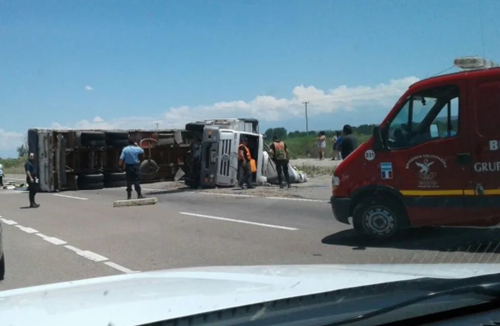 Ugarteche, Mendoza, un camión cargado con fertilizantes volcó en la ruta 40.