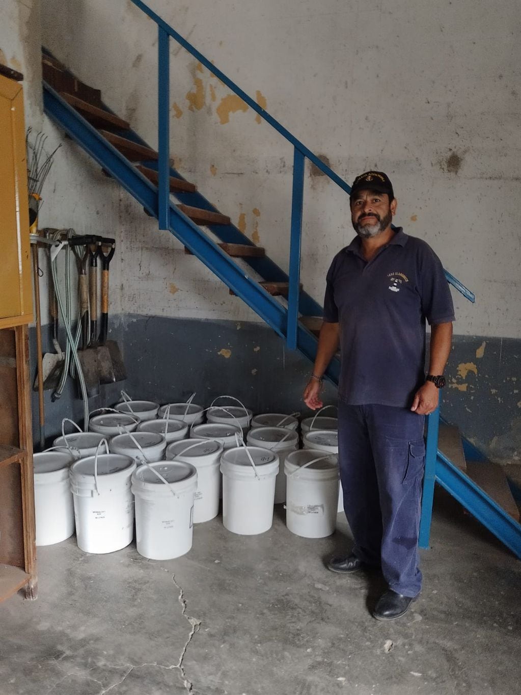 Donaron más de 300 litros de pintura para pintar el faro de Claromecó
