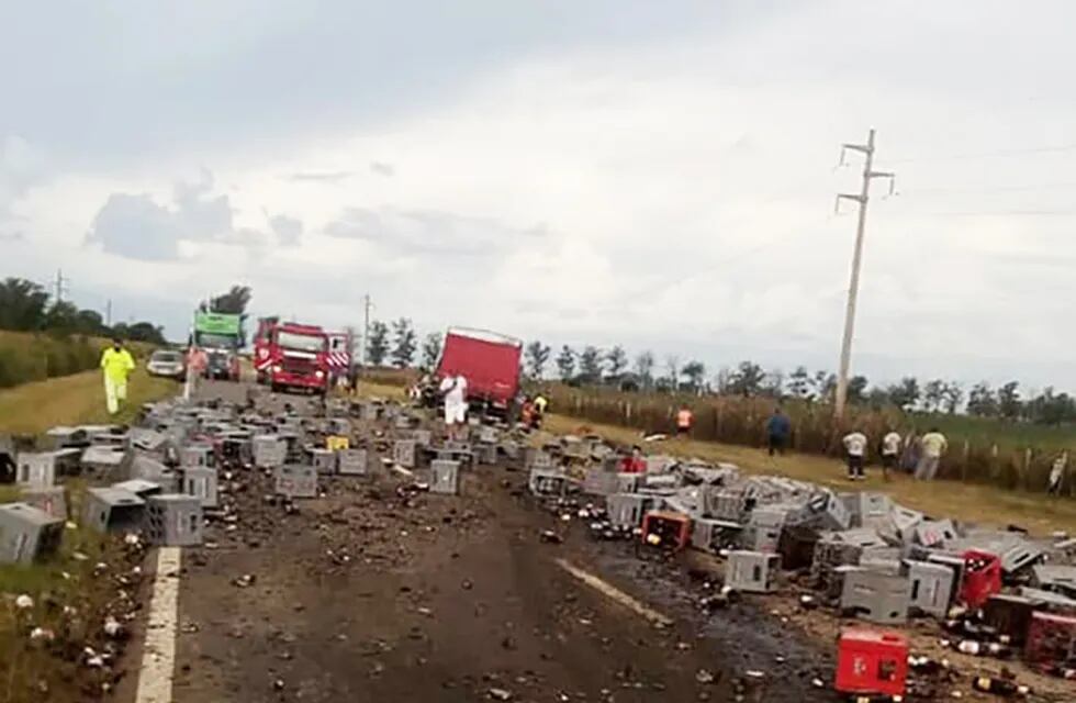 El accidente involucro a dos camiones. (Foto: Redes sociales)