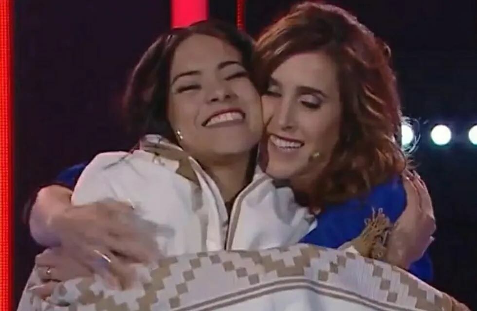 Soledad Pastorutti y Lu Araya, fundidas en un emotivo abrazo de mutuo agradecimiento, en la primera noche la artista jujeña en la televisión nacional.