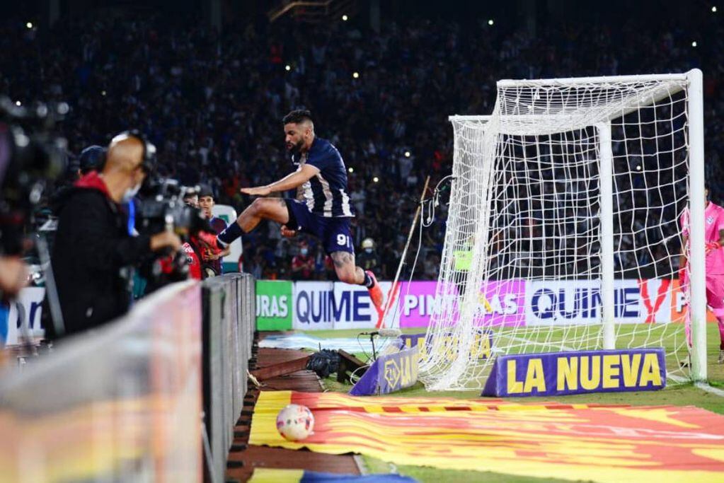 Santos cambió por gol una jugada que enfureció a todo Vélez (Facundo Luque / La Voz)