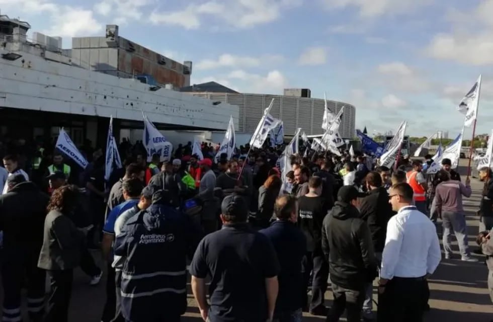 Gremios aeronáuticos impulsan nueva huelga en Aerolíneas Argentinas.