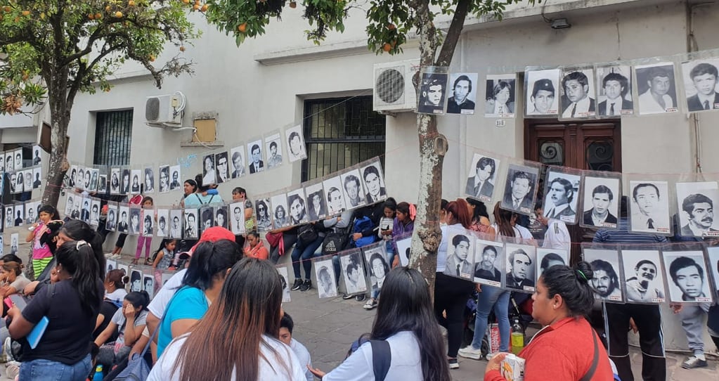 Las fotografías de las víctimas jujeñas del terrorismo de Estado dieron marco a la espera de sus familiares, en proximidades de la sede del TOF de Jujuy.