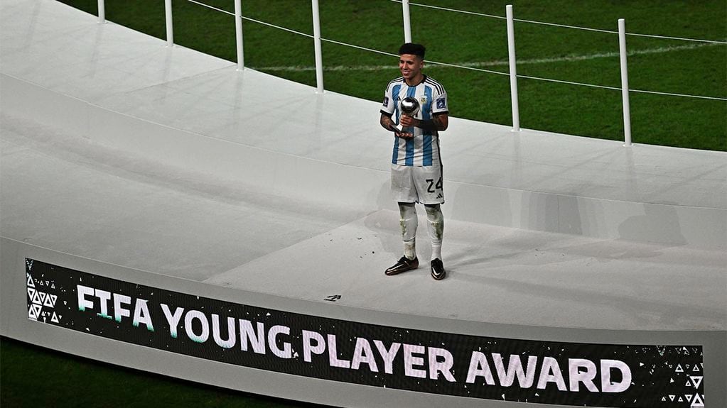 Enzo Fernández se consagró como el mejor jugador joven del Mundial de Qatar 2022. Foto: EFE.