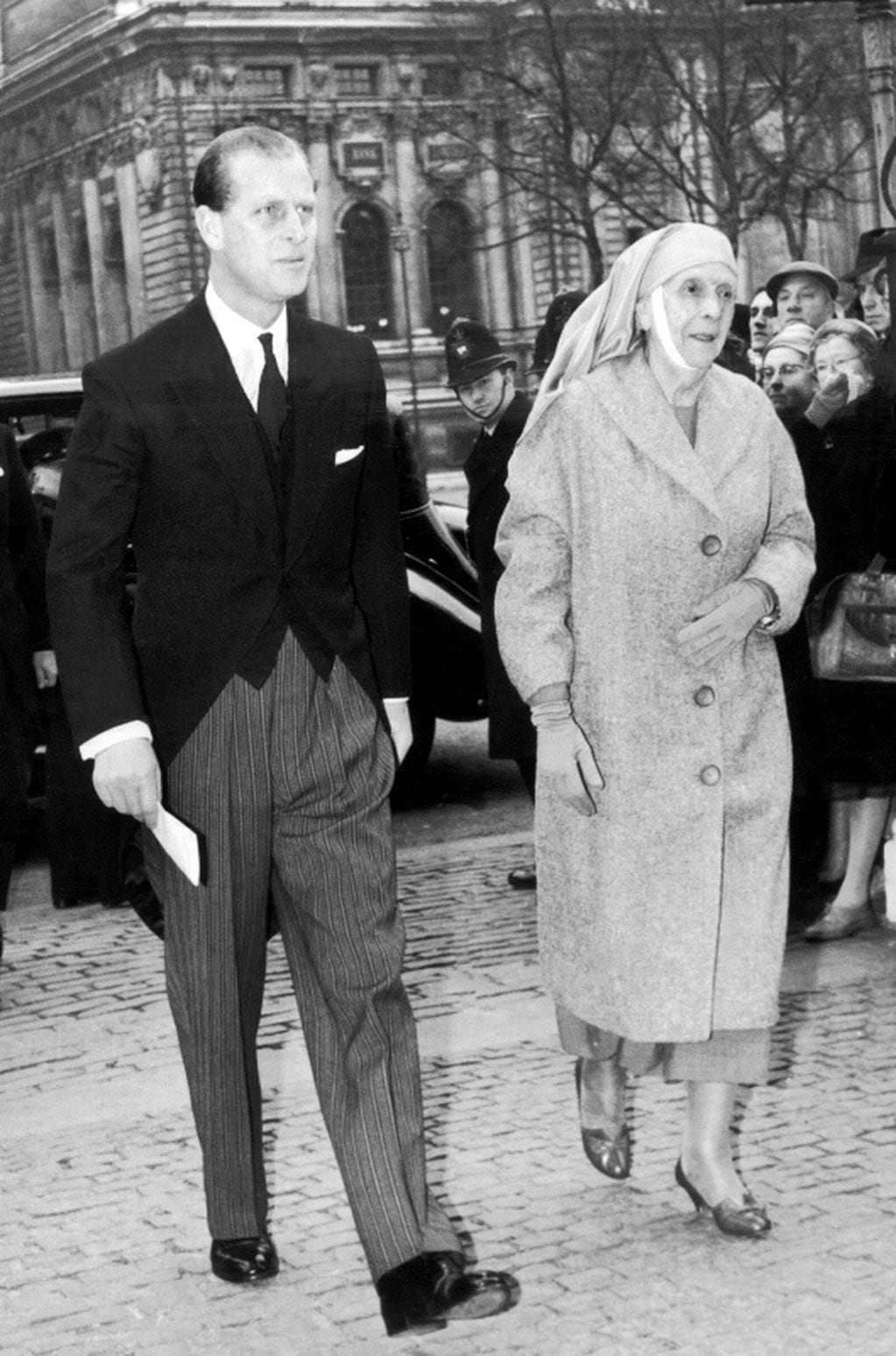 El duque de Edimburgo junto a su madre en julio 3, 1960.  (Foto: Getty Images)
