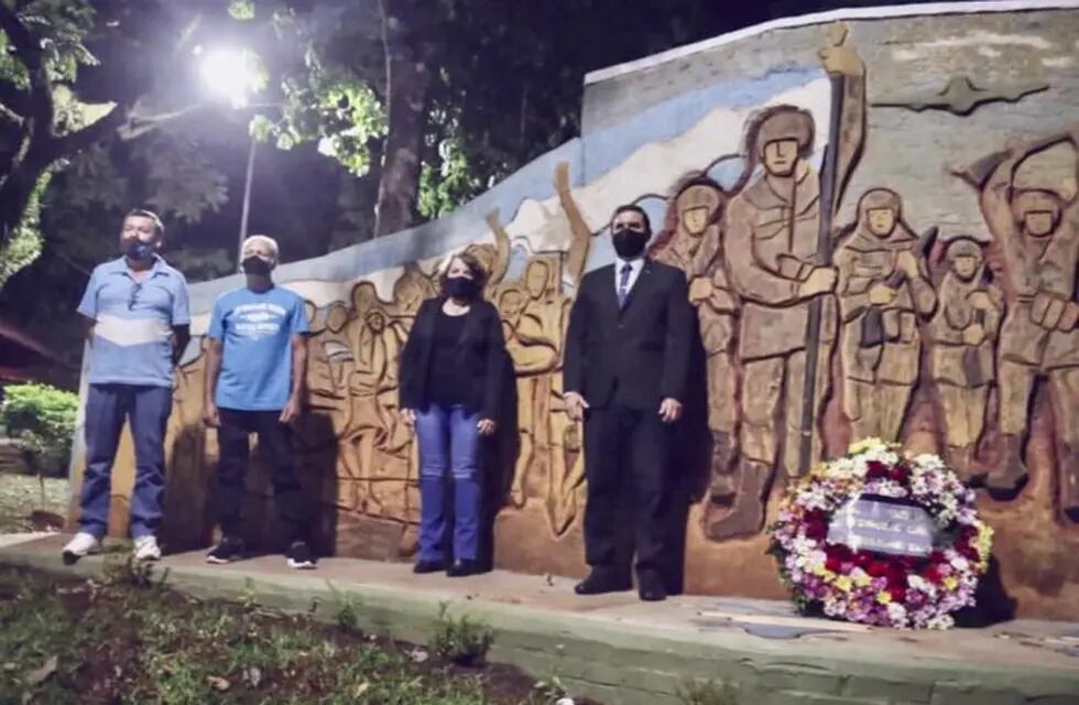 Junto a excombatientes, las autoridades locales realizaron una ofrenda floral en el mural de la Plazoleta El Colono del kilómetro 6.