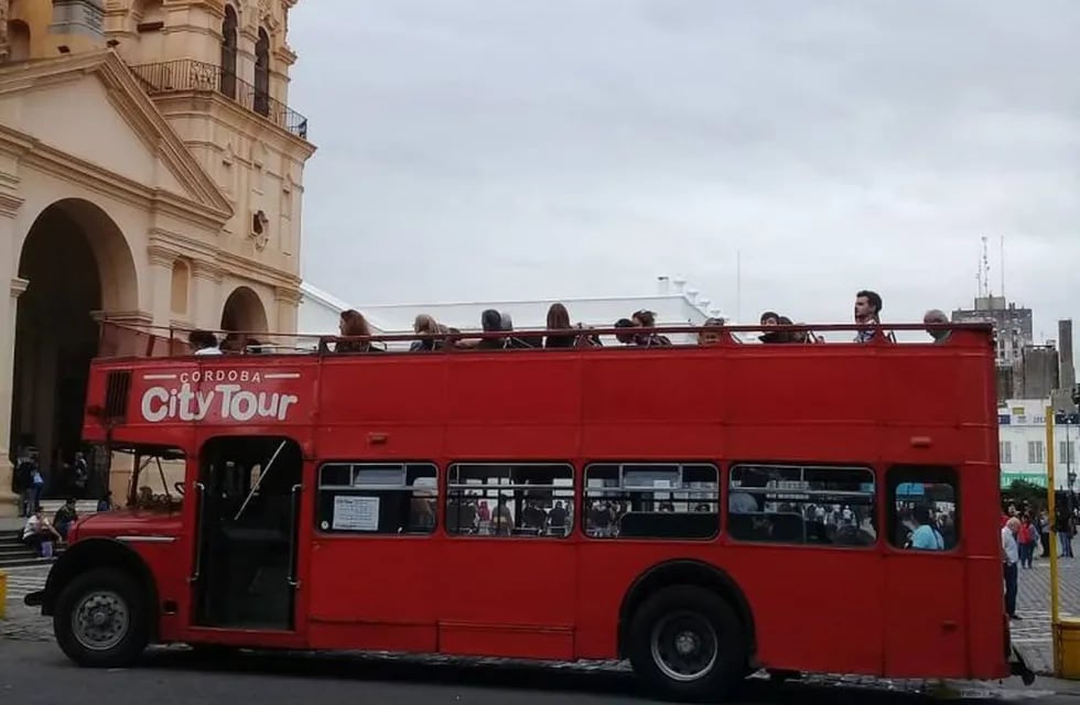 El Córdoba City Tour y su tradicional colectivo inglés que es un ícono en Córdoba.