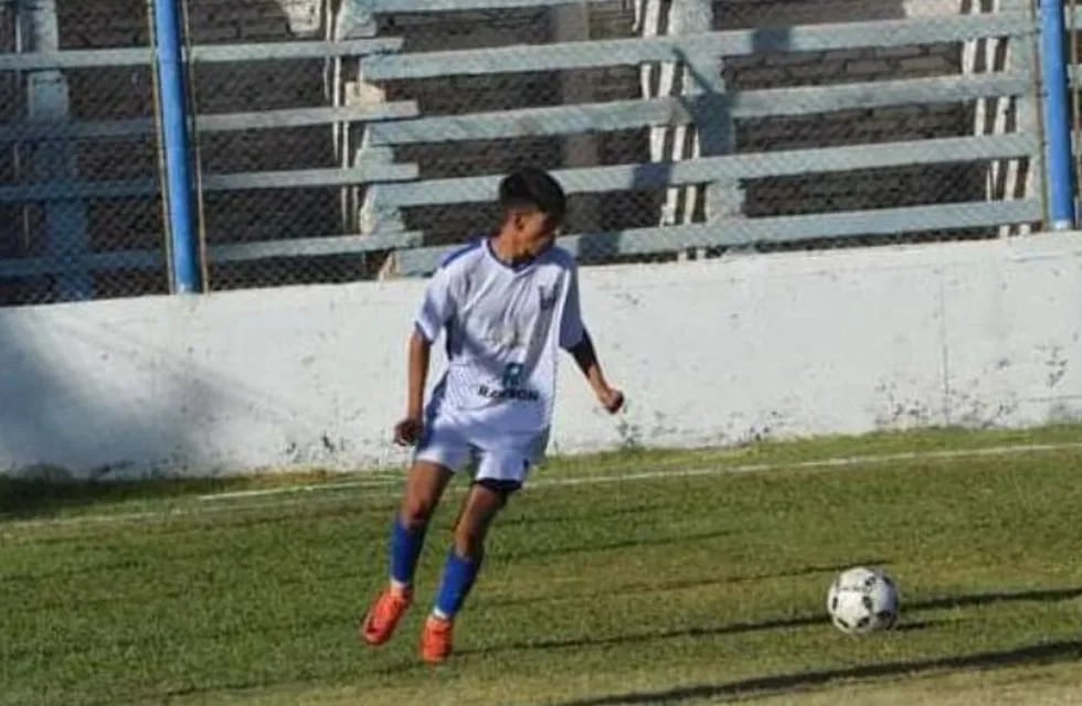 Facundo Ibáñez juega de lateral derecho en las inferiores del club Unión de Villa Krause.