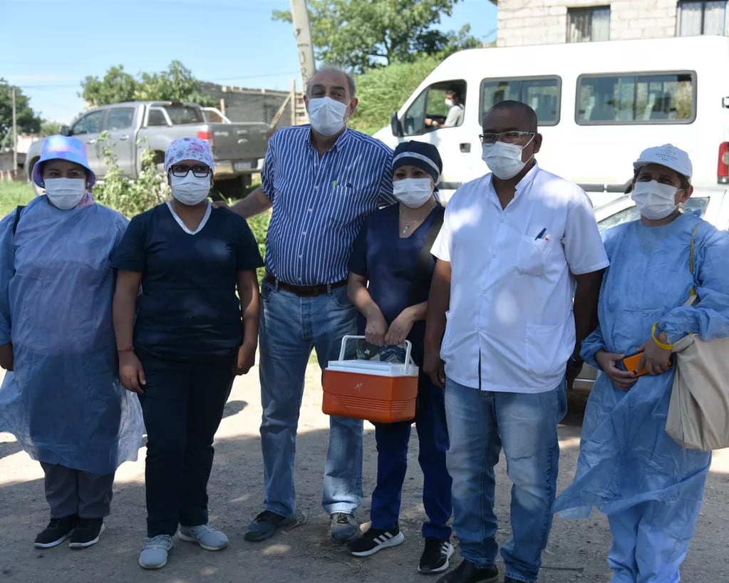El ministro de Salud de Jujuy, Antonio Buljubasich (centro), encabezó la jornada de vacunación en Alto Comedero.