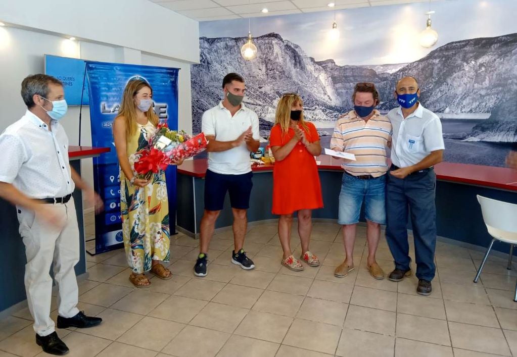 La familia González fue agasajada como los primeros turistas del 2022 en San Rafael.