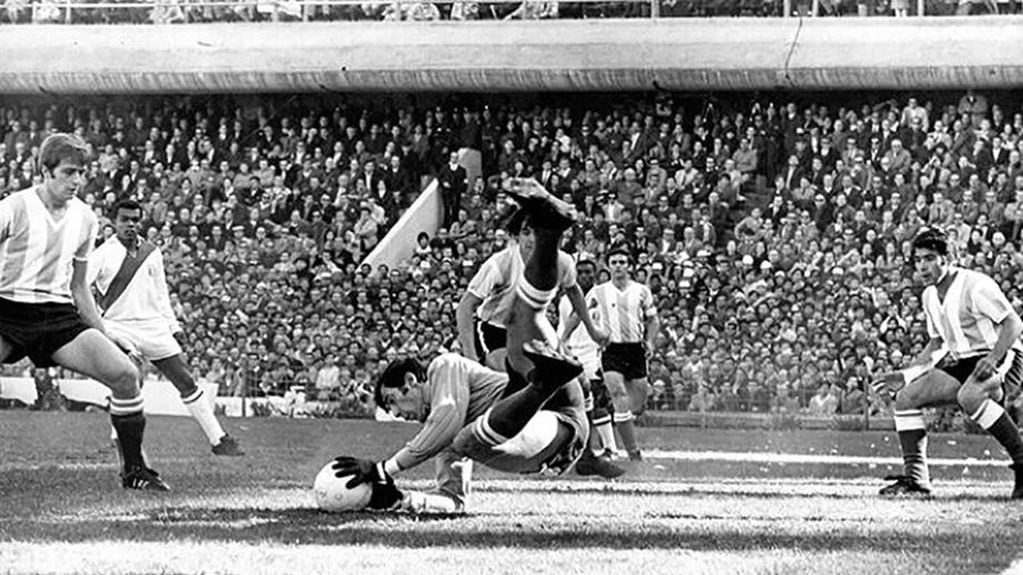 Argentina empató con Perú en 1969 y quedó afuera del Mundial de México 1970.