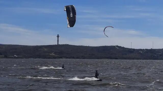 Lago San Roque. Jornada ventosa en Carlos Paz.