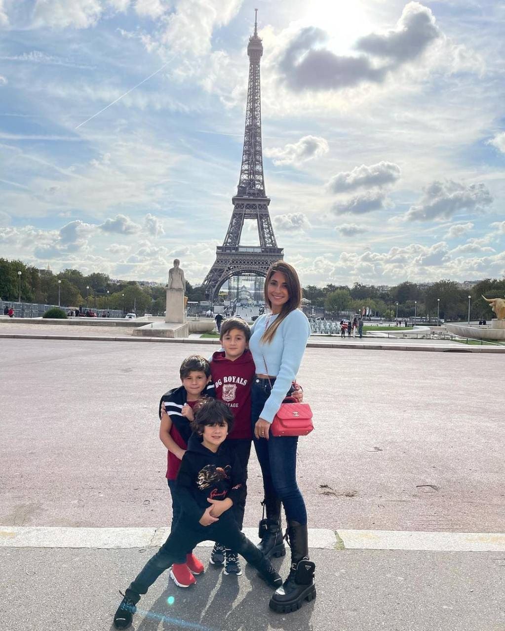 Antonela fue a ver la torre Eiffel con sus hijos Mateo, Ciro y Thiago Messi.