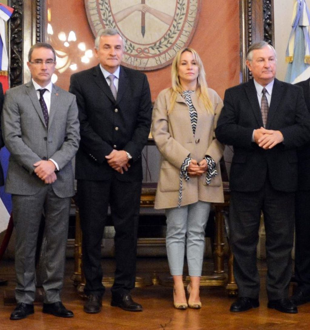 Fernando Zurueta, titular del CAJ; el gobernador Morales; la Dra. Tulia Snopek, funcionaria provincial; y el ministro de Gobierno, Agustín Perassi, en el acto por el Día del Abogado.