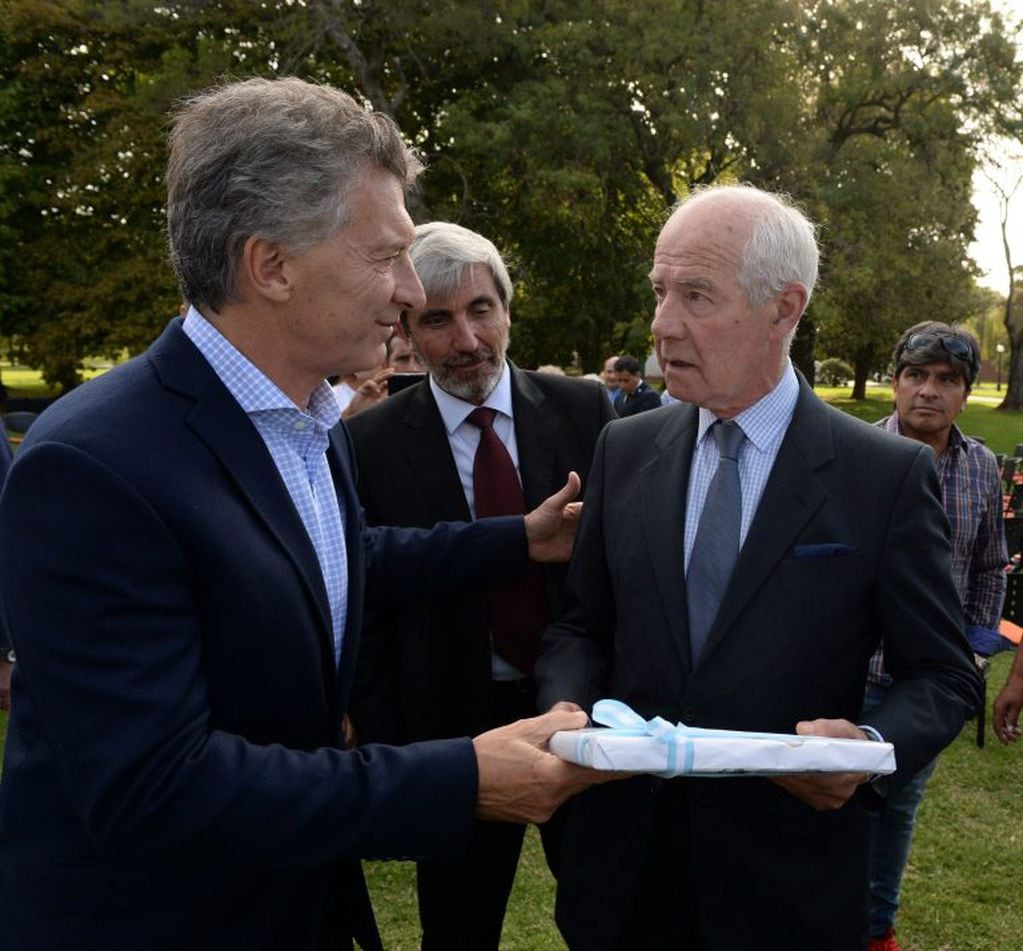 Handout picture released by Argentina's Presidency showing Argentinian President Mauricio Macri (L) speaking with British Army officer Geoffrey Cardozo at the presidential residence in Olivos, Buenos Aires, on April 02, 2018, on the 36th anniversary of the South Atlantic conflict. 
Cardozo was responsible for recovering the bodies of Argentine soldiers in different places on the Malvinas Islands, building the emblematic Darwin Cemetery and burying each one of them there with an identification. Relatives of 90 Argentine soldiers killed in the Falklands War of 1982 paid tribute to them at their graves for the first time last March 26, after the previously nameless remains were identified last year by the Red Cross. / AFP PHOTO / ARGENTINE PRESIDENCY / HO / RESTRICTED TO EDITORIAL USE - MANDATORY CREDIT "AFP PHOTO / ARGENTINA'S PRESIDENCY" - NO MARKETING NO ADVERTISING CAMPAIGNS - DISTRIBUTED AS A SERVICE TO CLIENTS