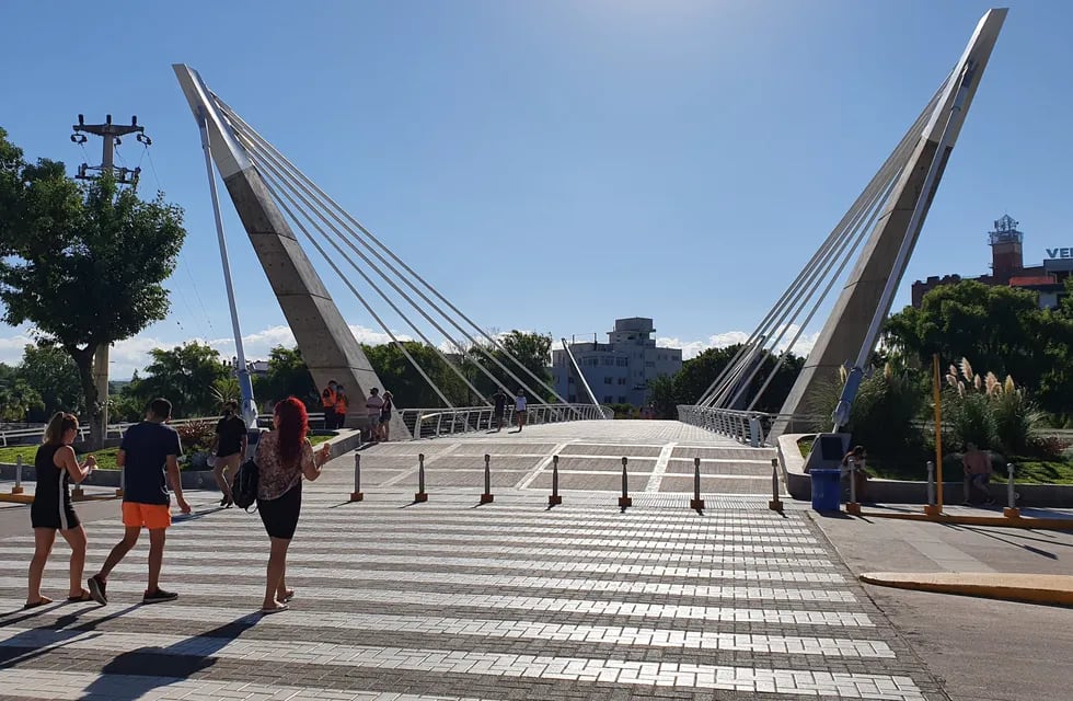 Puente peatonal "Centenario" en Villa Carlos Paz. Febrero 2021. (Foto: VíaCarlosPaz).