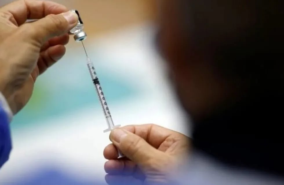 El Ministerio de Salud separó a una colaboradora por vacunar con una jeringa vacía a una mujer en el parque Benegas. Gentileza