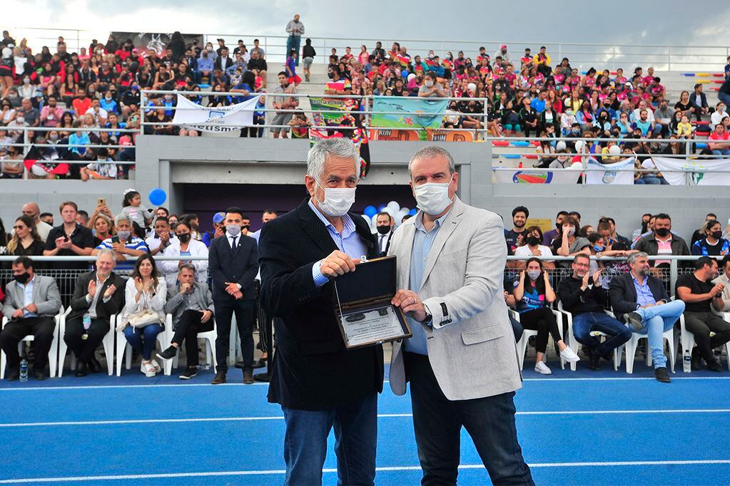 El gobernador inaugurando la Pista de atletismo del Pedro Presti