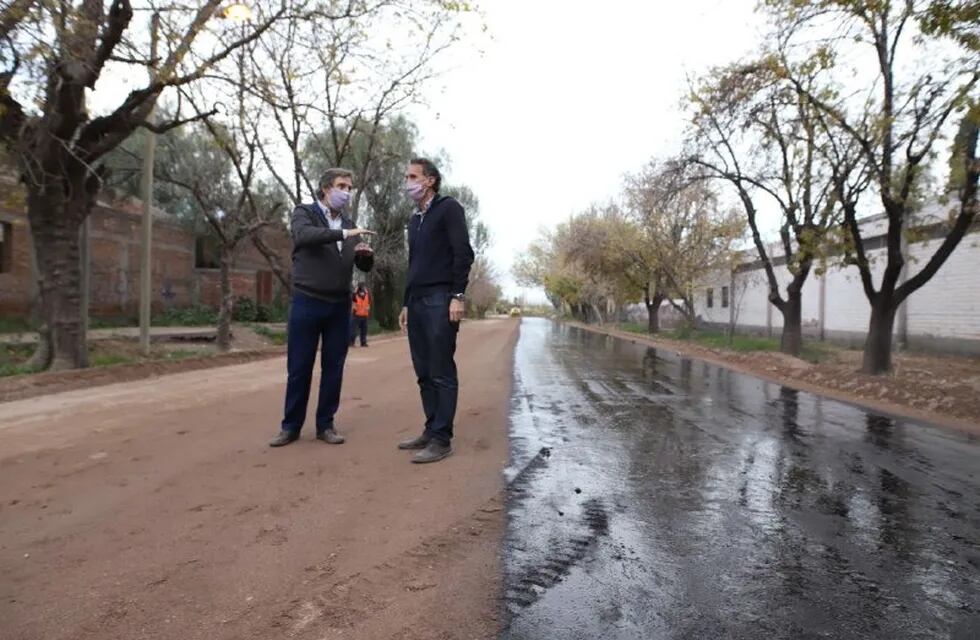 Emir Félix con Gabriel Katopodis en las obras de asfalto en Salto de las Rosas.