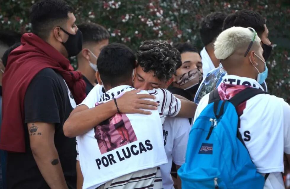Entre lágrimas y pedidos de justicia, velaron los restos de Lucas González