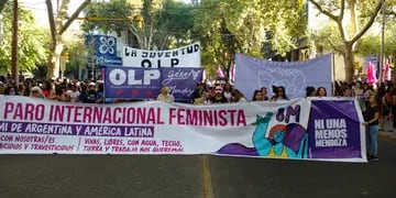 Fotos y video del #8M: mujeres se concentran en las calles de Mendoza