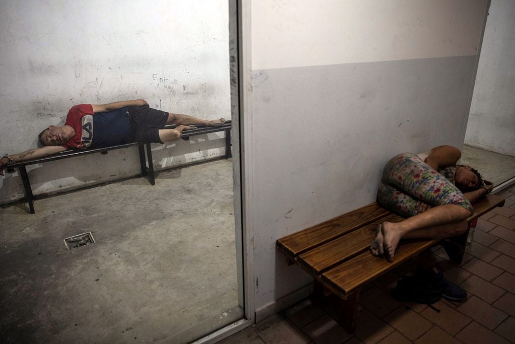 Detenidos pasan la noche en una estación de policía después de ser arrestados por pelear en la calle (AP /Rodrigo Abd)
