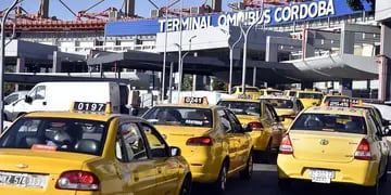 Largas colas para tomar taxis en la Terminal de Córdoba
