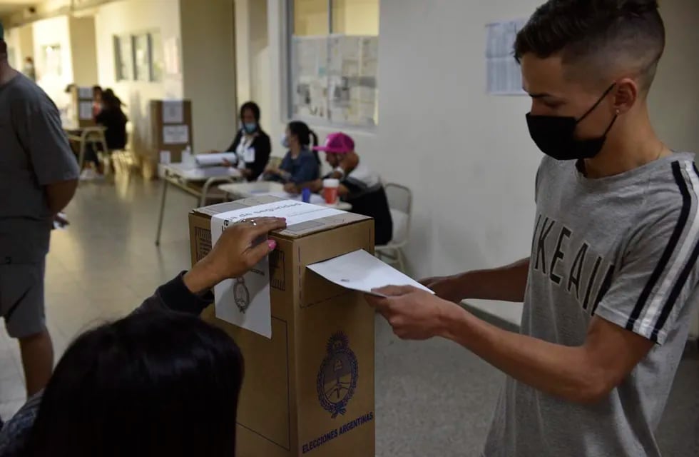 Elecciones 2021. Colegio Dr Florencio Escardo Barrio Muller voto urna . (Ramiro Pereyra/ La Voz)